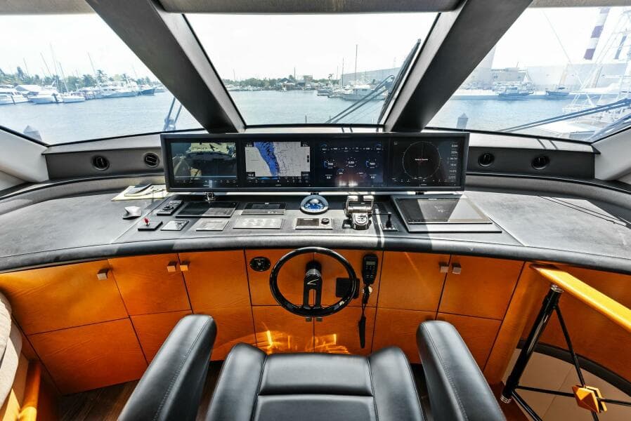 2006 Lazzara Yachts 84 Skylounge