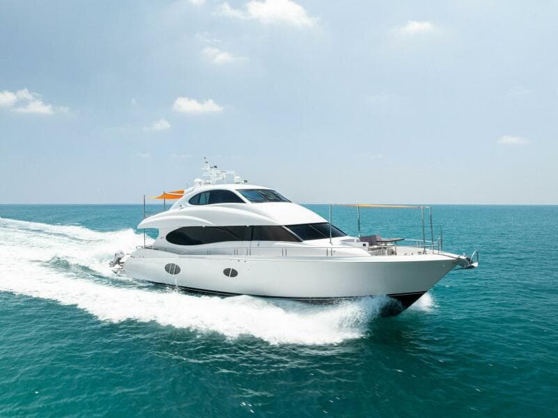 2006 Lazzara Yachts 84 Skylounge