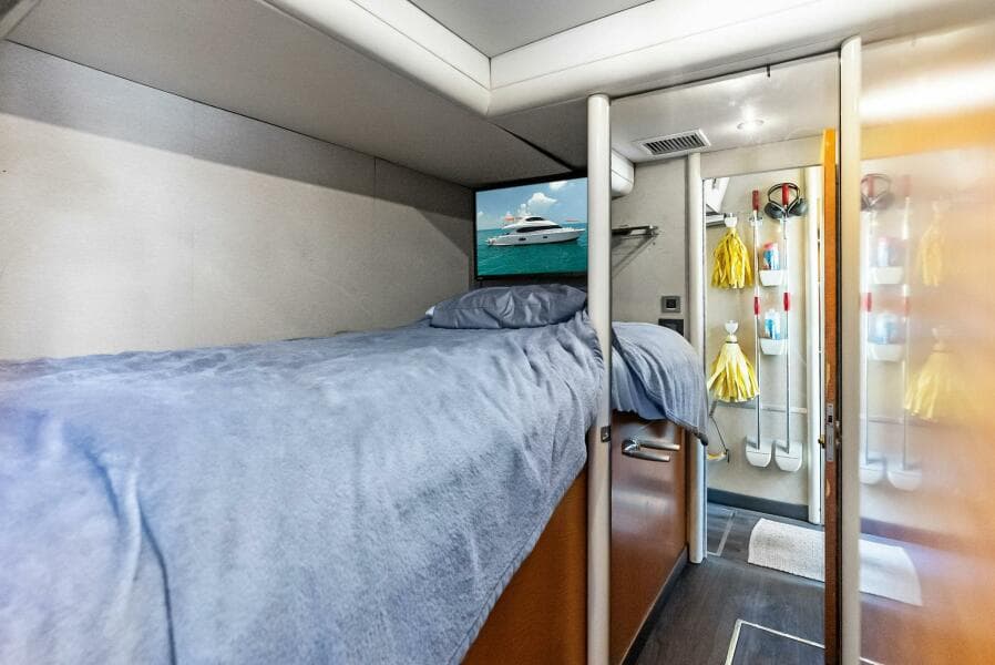 2006 Lazzara Yachts 84 Skylounge