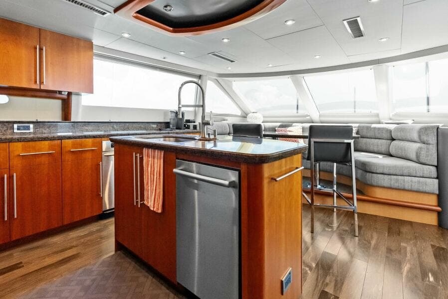 2006 Lazzara Yachts 84 Skylounge