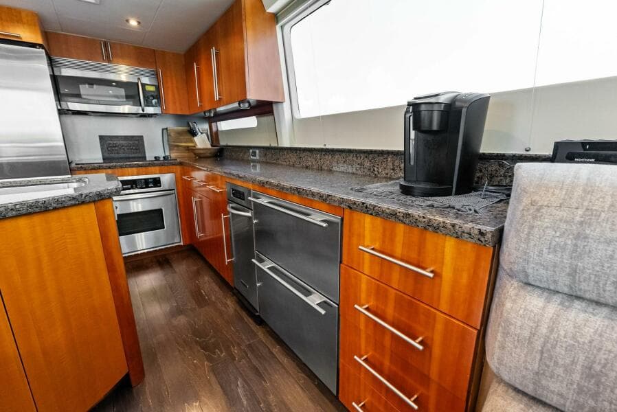 2006 Lazzara Yachts 84 Skylounge