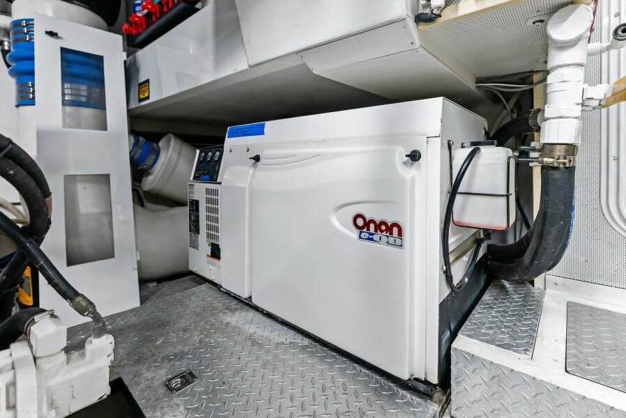 2006 Lazzara Yachts 84 Skylounge