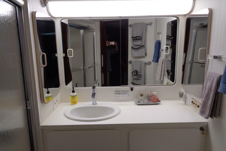 1987 Hatteras 70 Cockpit Motor Yacht