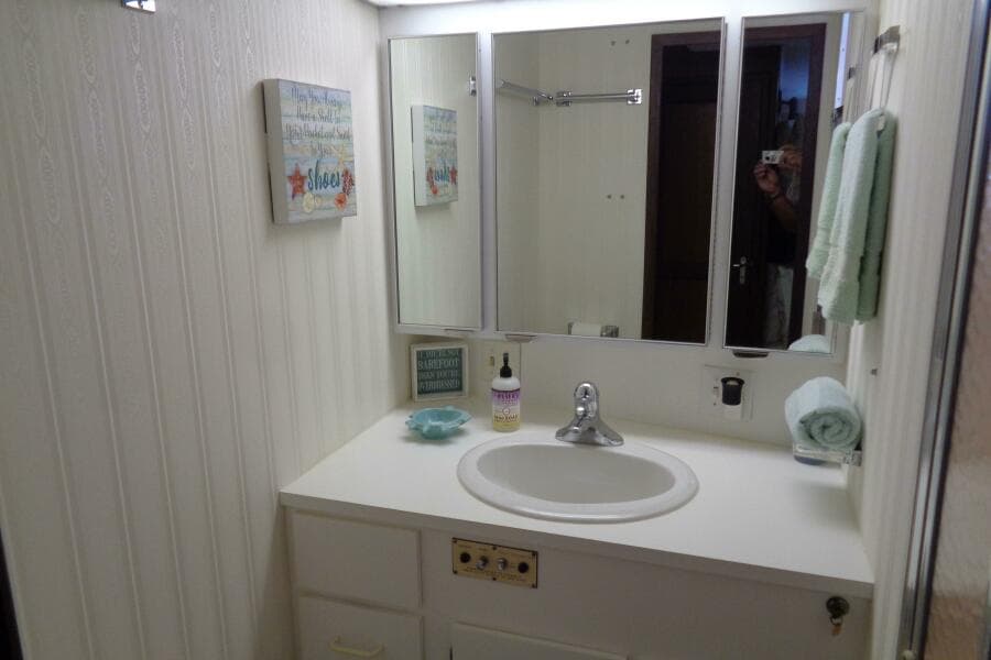 1987 Hatteras 70 Cockpit Motor Yacht