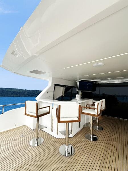 The New Horizon FD90 Split-Use Skylounge Hull 34