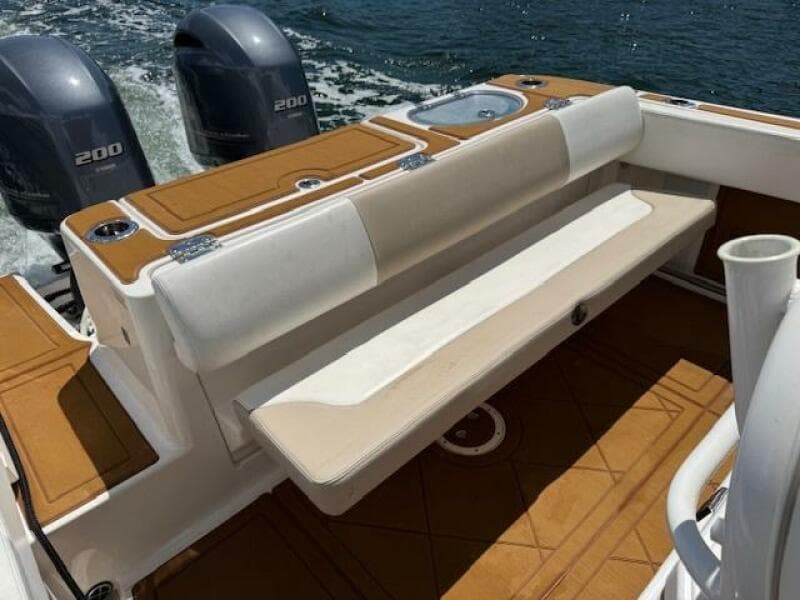2021 Robalo R242 Center Console