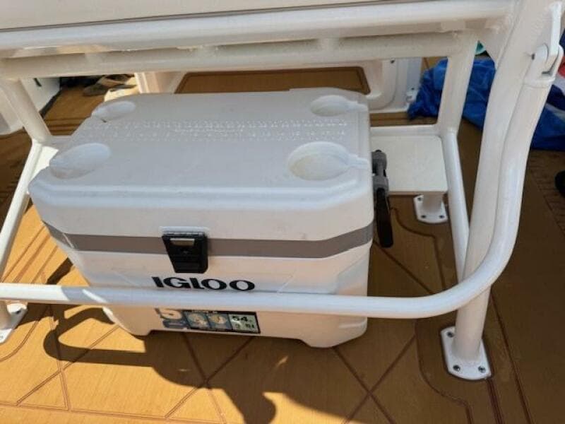 2021 Robalo R242 Center Console