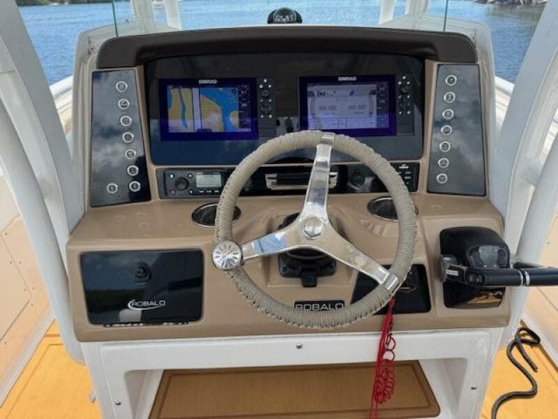2021 Robalo R242 Center Console
