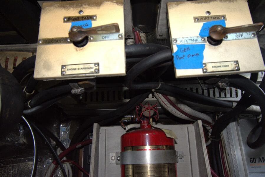 2005 Carver 444 Cockpit Motor Yacht