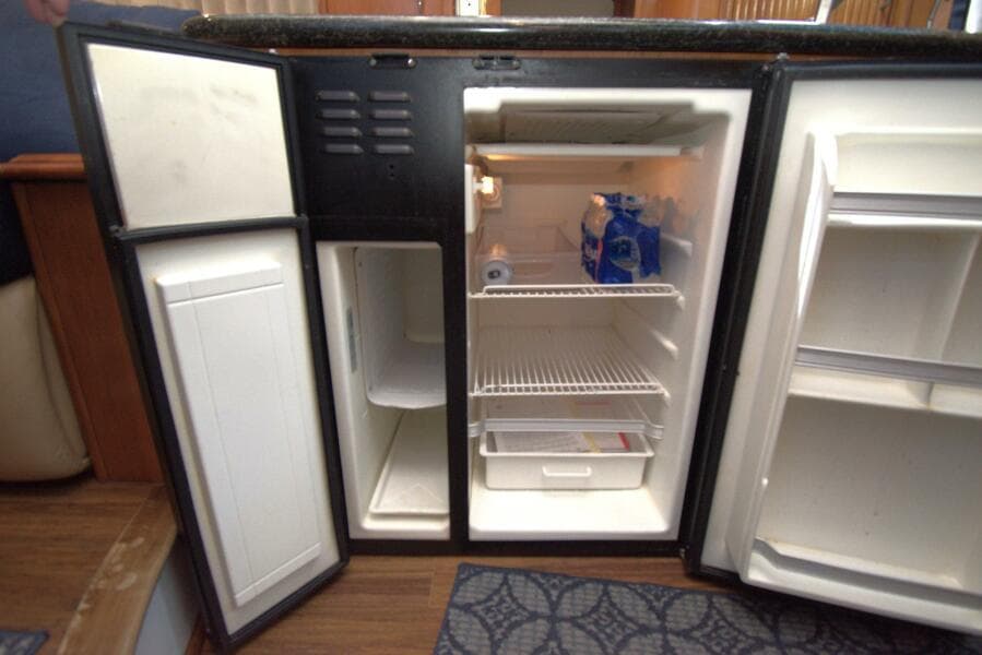 2005 Carver 444 Cockpit Motor Yacht