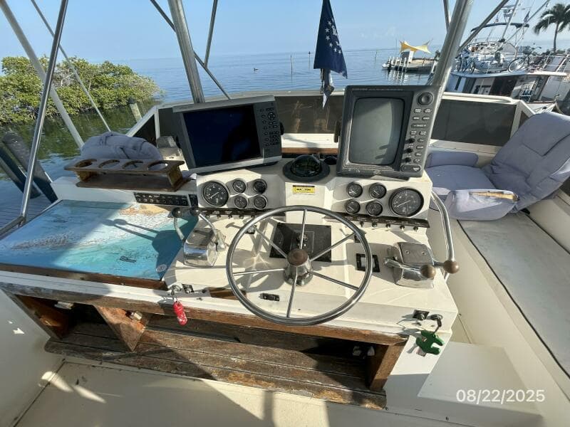 44' Viking flybridge helm2