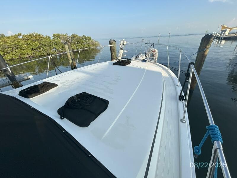 44' Viking foredeck1