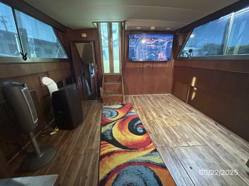 44' Viking salon aft