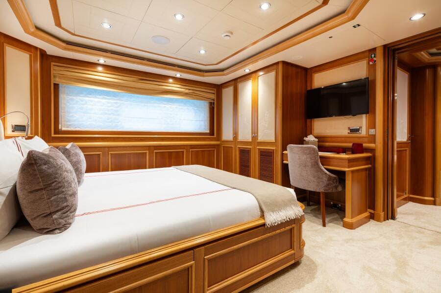 Port Aft Queen Guest Suite