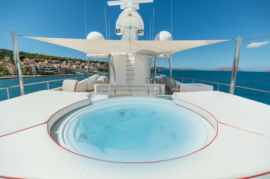 Forward Sundeck Jacuzzi