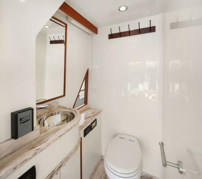 2014 Hampton 720 Skylounge LRC