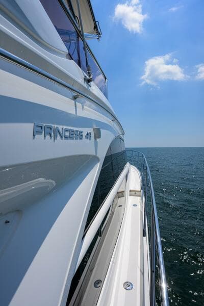 Princess F49 Chill- Companionway