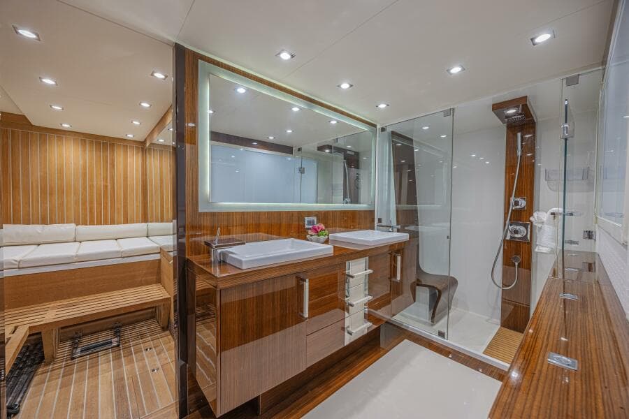 2010 Lazzara Yachts LSX 92