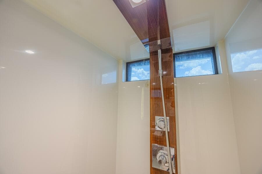 2010 Lazzara Yachts LSX 92