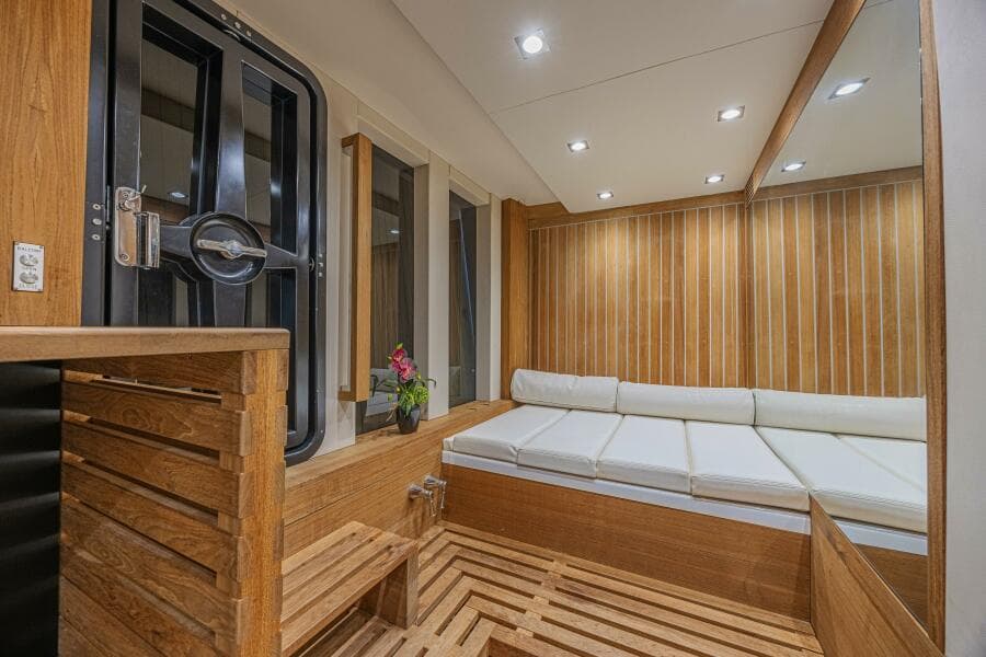 2010 Lazzara Yachts LSX 92