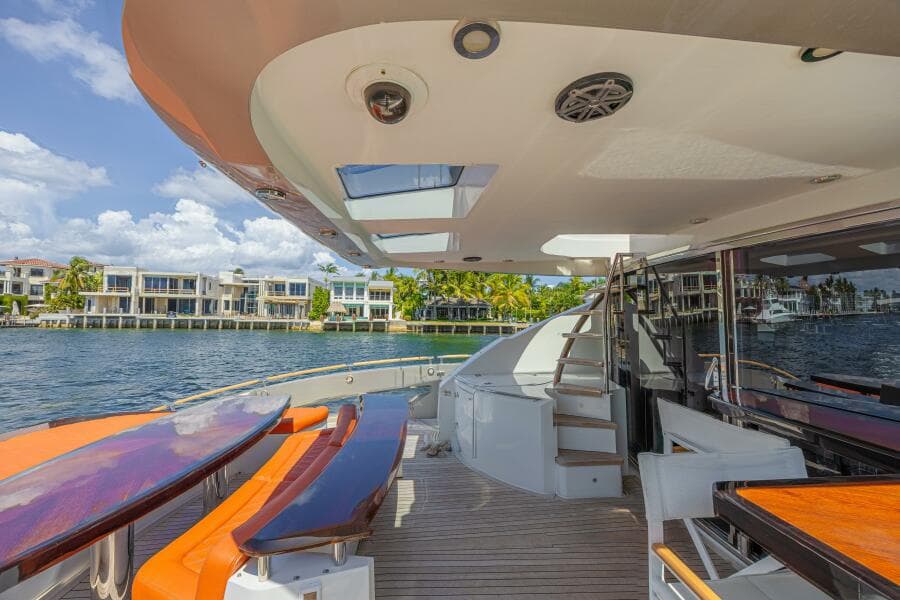 2010 Lazzara Yachts LSX 92