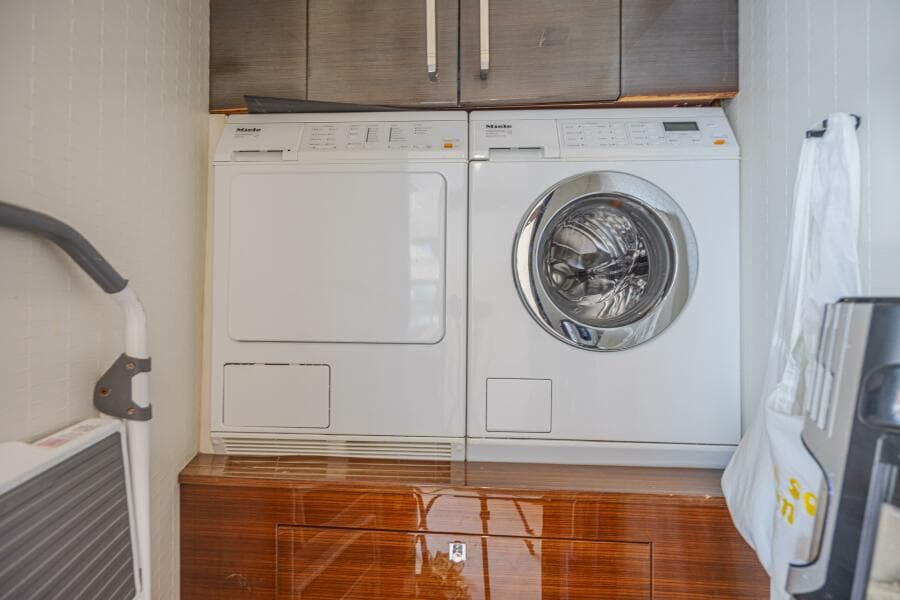 2010 Lazzara Yachts LSX 92