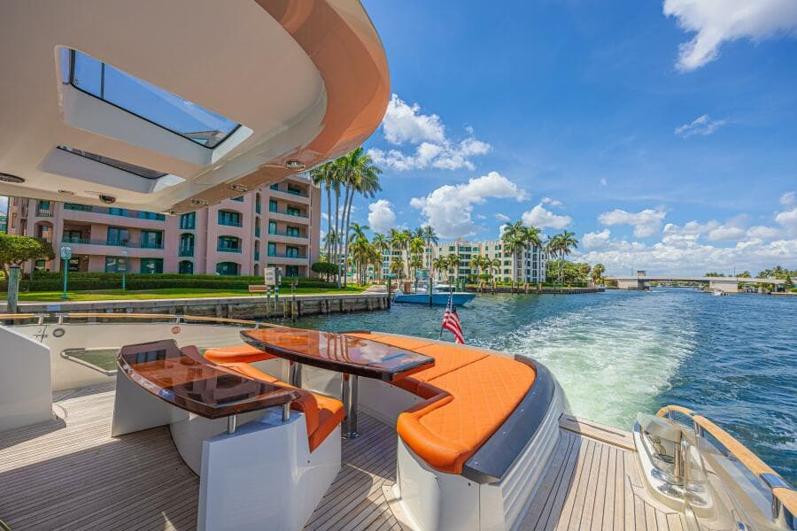 2010 Lazzara Yachts LSX 92