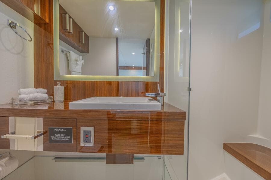 2010 Lazzara Yachts LSX 92