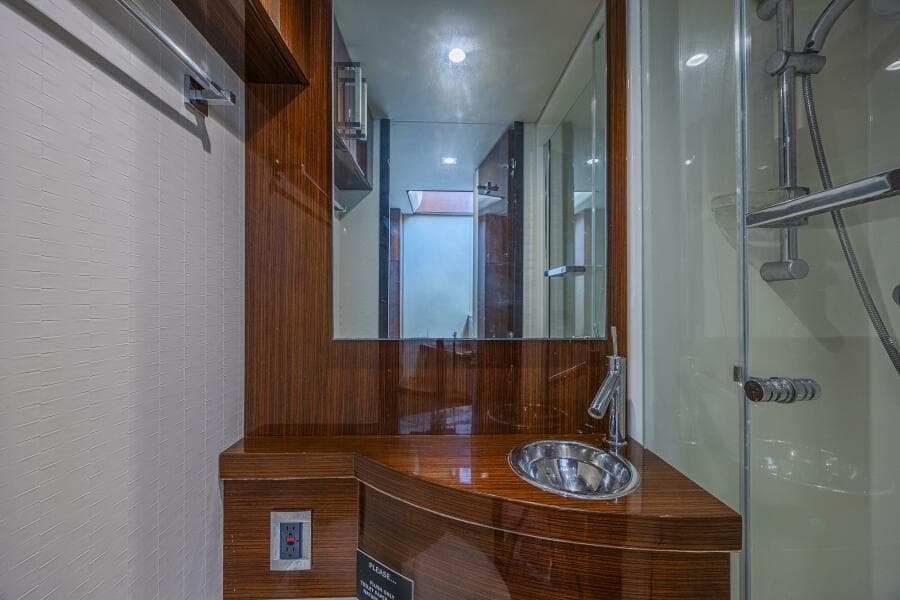 2010 Lazzara Yachts LSX 92