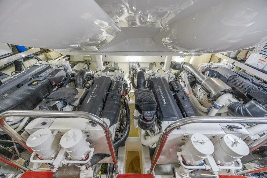 2010 Lazzara Yachts LSX 92