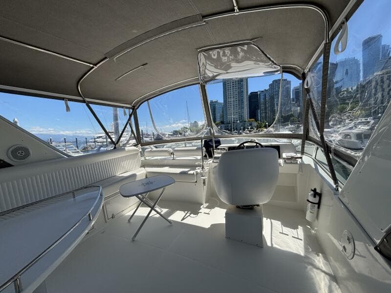 2004 Navigator 4400 pilot house