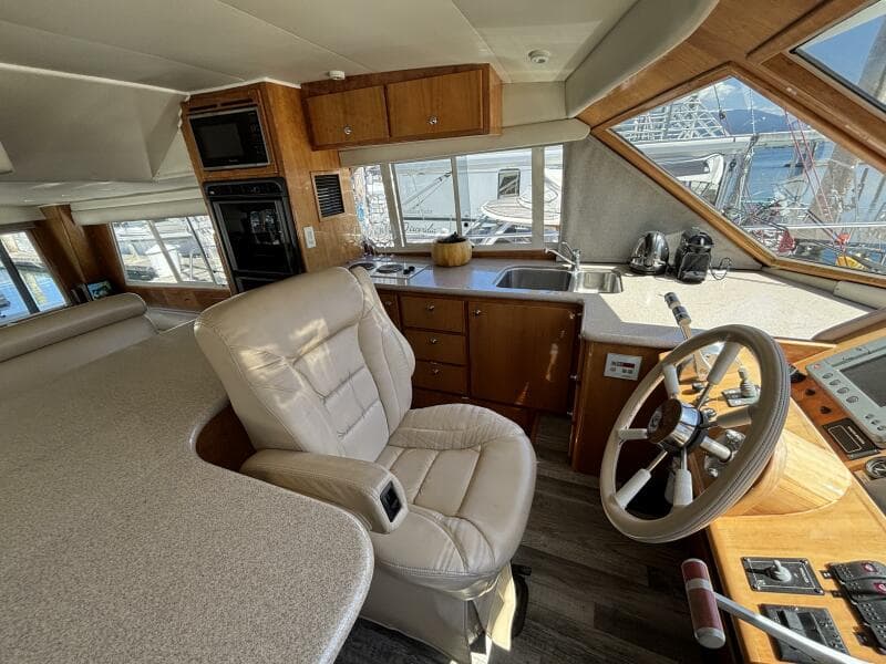 2004 Navigator 4400 pilot house