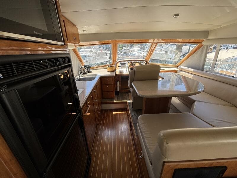 2004 Navigator 4400 pilot house