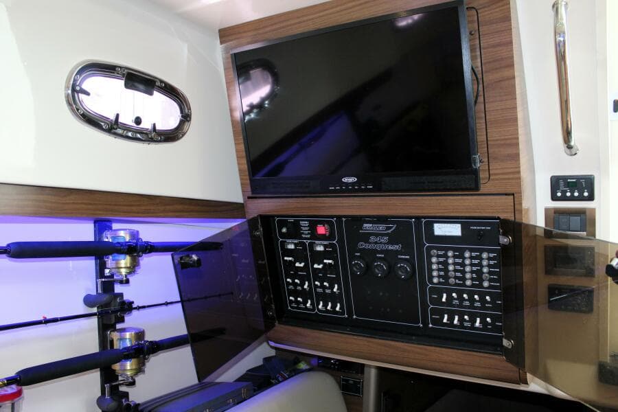 2017 Boston Whaler 345 Conquest