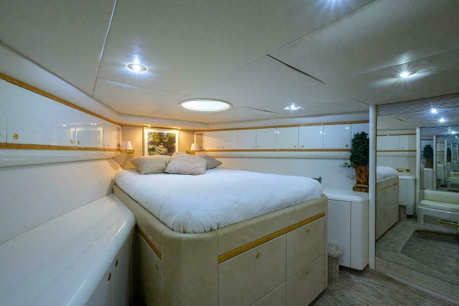 Lazzara 80 LOST TEXAN - Forward Stateroom