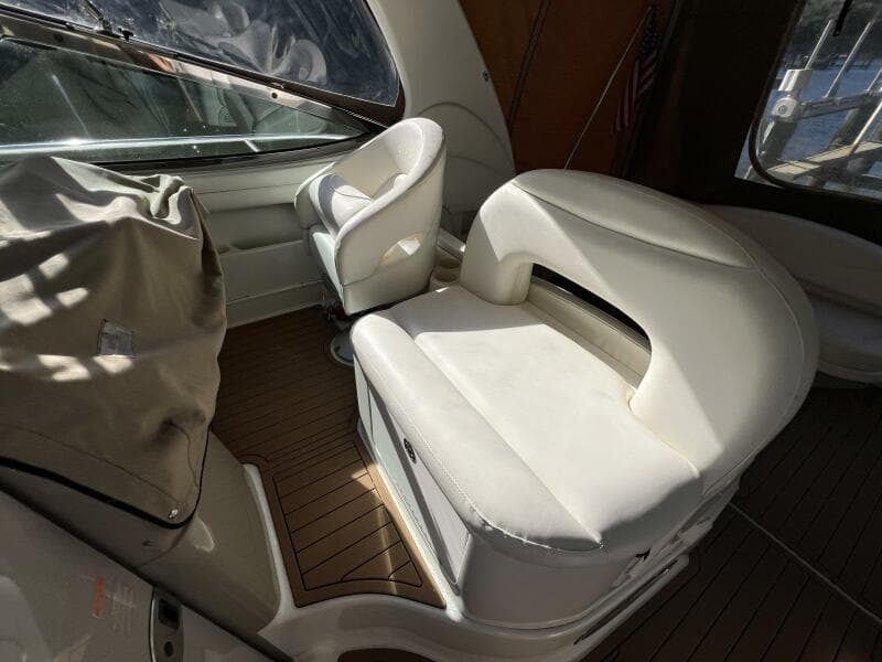 2002 Sea Ray 360 Sundancer Helm Seating