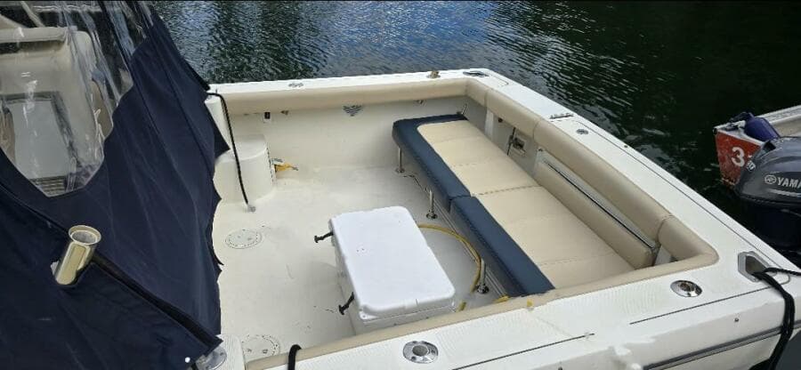 2000 Pursuit 3000 Express