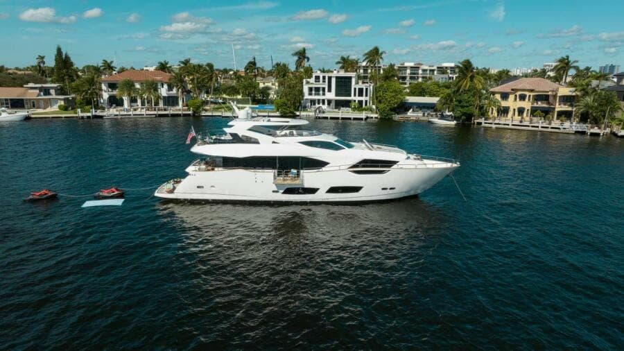 2018 Sunseeker 95 yacht - Photo 2