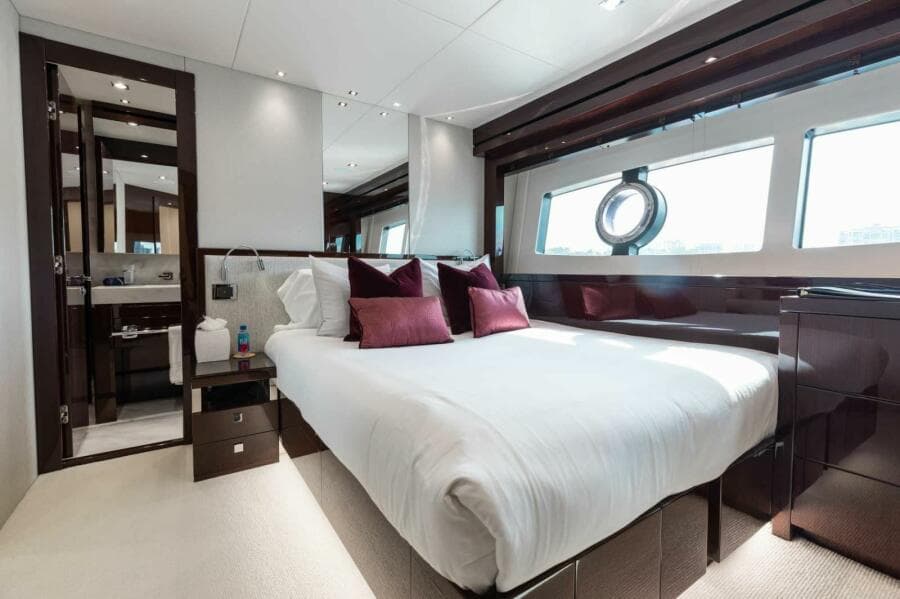 2018 Sunseeker 95 yacht - Photo 41