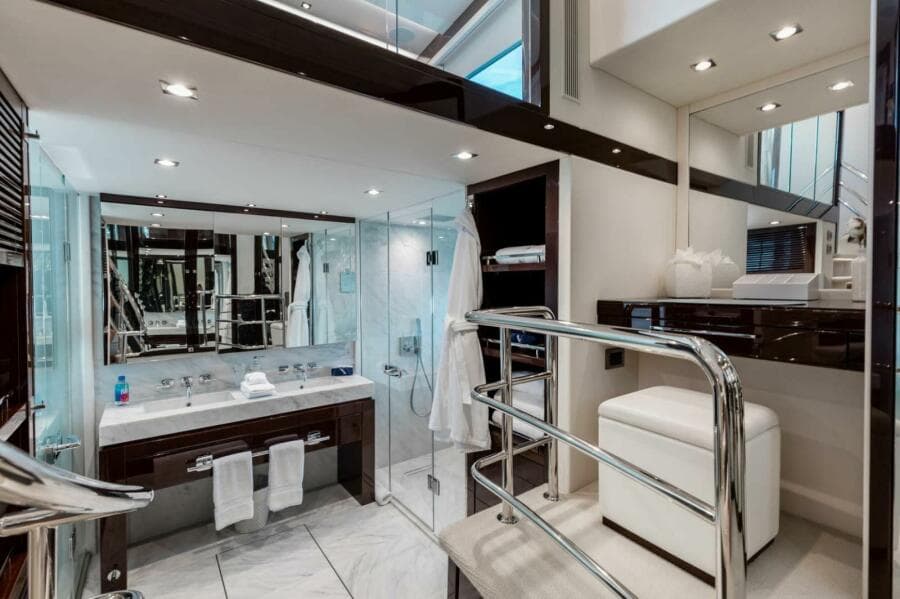 2018 Sunseeker 95 yacht - Photo 31