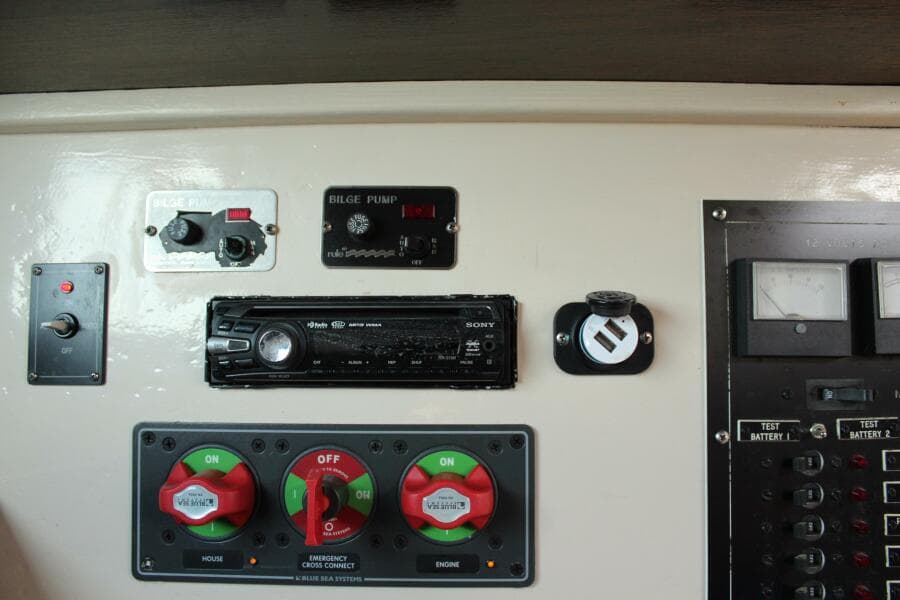 AM FM Radio And Controls