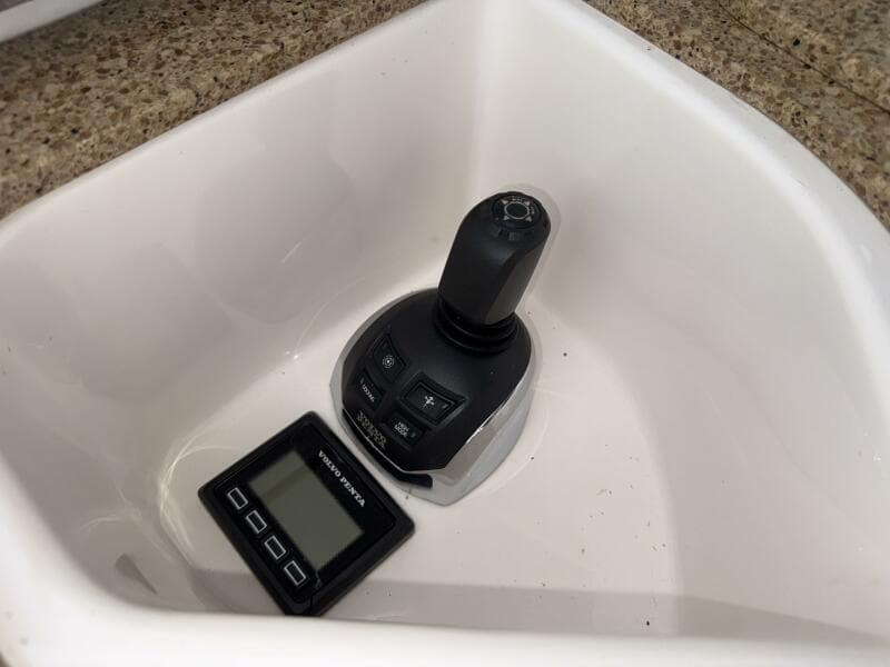 2014 Tiara Yachts 5800 Sovran