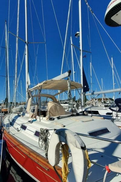 2001 Moody 42 Center Cockpit