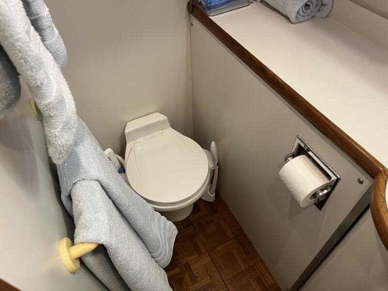 Carver 440 Aft Cabin