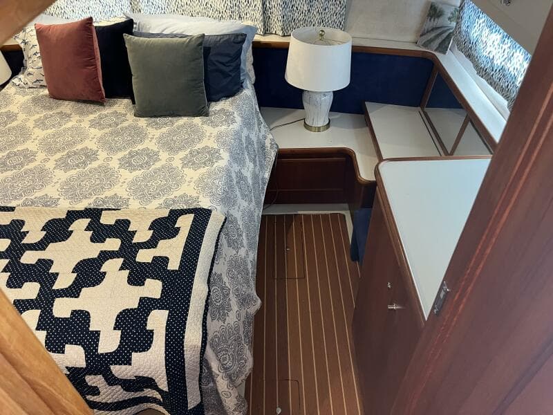 Carver 440 Aft Cabin