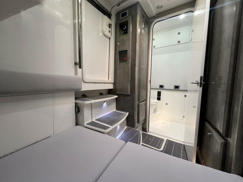 HCB 53 Title Wave - Cabin