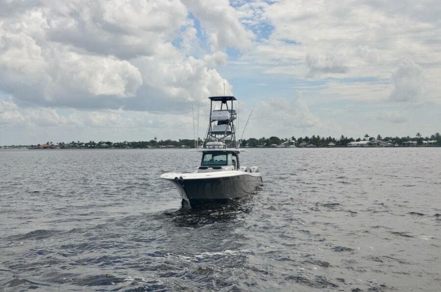 HCB 53 Title Wave - Bow