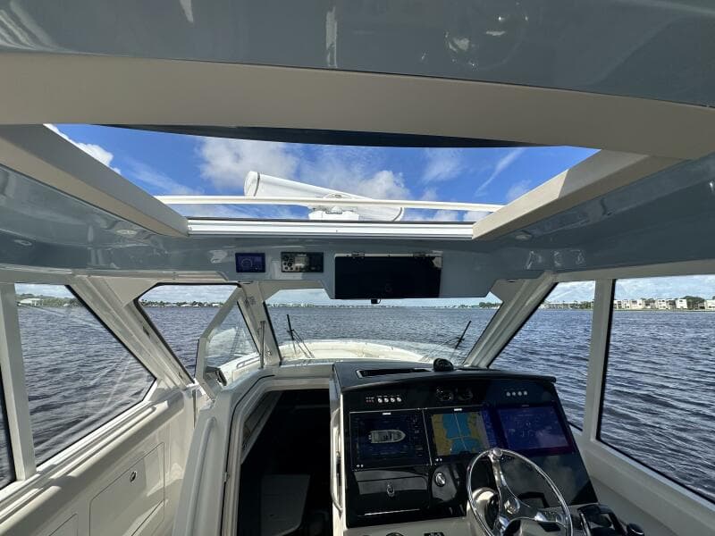 2023 Boston Whaler 380 Realm