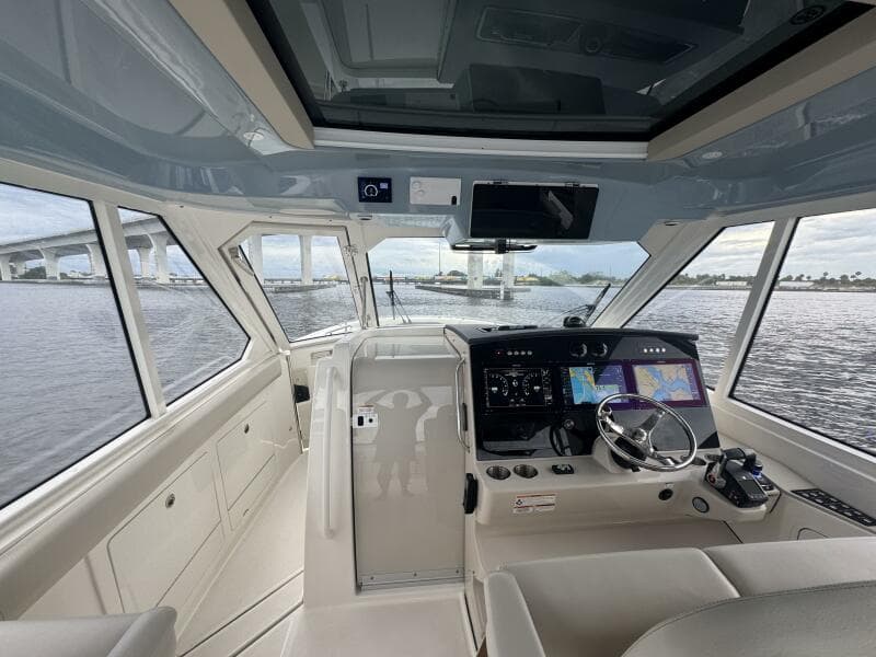 2023 Boston Whaler 380 Realm