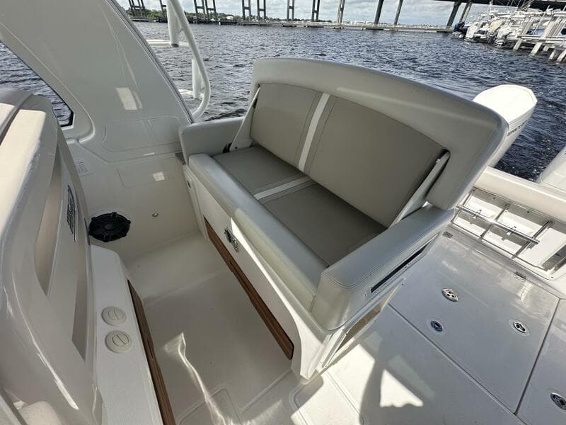 2023 Boston Whaler 380 Realm